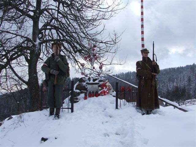 Warta honorowa pod pomnikiem