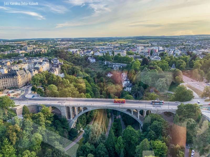 Autobusy na moscie w drode na dworzec glowny Luksemburg