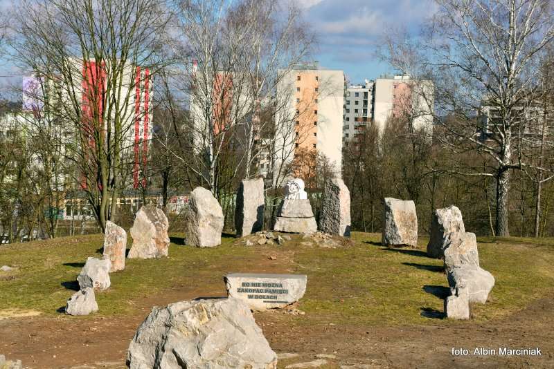 Rezerwat przyrody Kadzielnia Kielce Kamienny Krag Pamieci 4