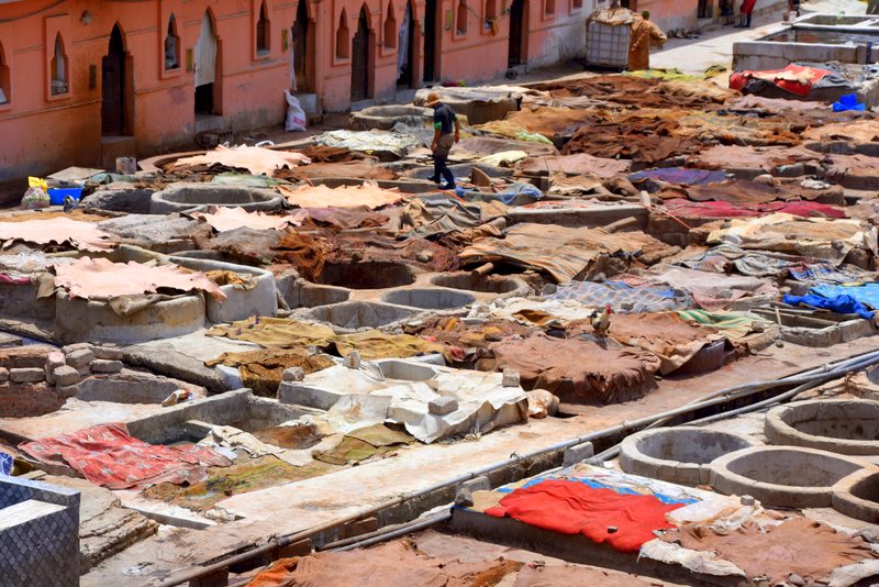 Garbarnia w Marrakeszu: Świat, w którym tradycja, ciężka praca i zapach skór tworzą niepowtarzalny obraz Maroka