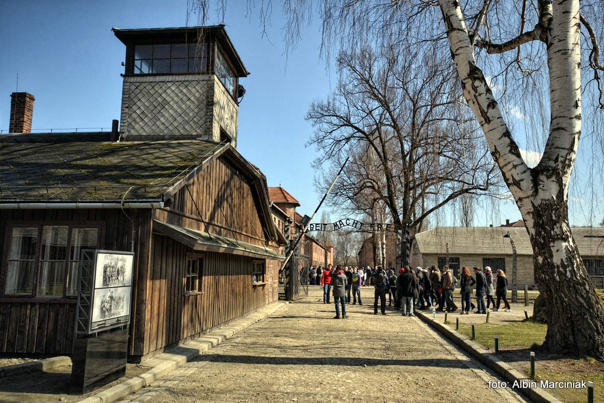 Państwowe Muzeum Auschwitz-Birkenau w Oświęcimiu Były niemiecki nazistowski obóz koncentracyjny i zagłady KL Auschwitz to jedno z najważniejszych miejsc pamięci na świecie. Utworzony przez niemieckich nazistów w 1940 roku, był największym ośrodkiem masowej eksterminacji podczas II wojny światowej. Dziś, jako muzeum i pomnik, upamiętnia miliony ofiar Holokaustu oraz przypomina o tragicznym dziedzictwie tego miejsca, ucząc o potrzebie szacunku, tolerancji i pokoju.