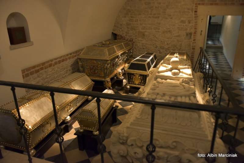 Krypty i Groby Królewskie na Wawelu – serce polskiej historii