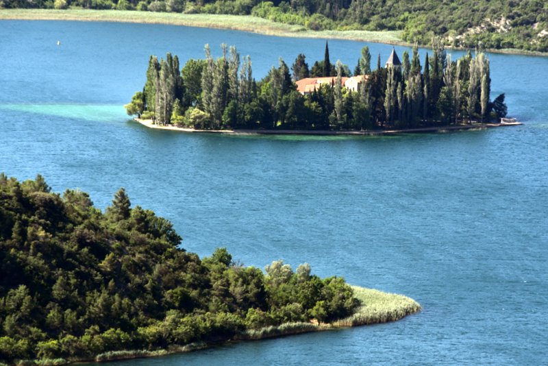 Wyspa Visovac i Klasztor franciszkanów w Parku Narodowy Krka